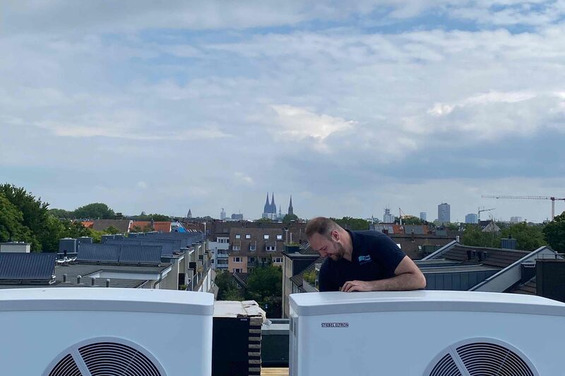 Einbau einer Wärmepumpenanlage des Herstellers Stiebel Eltron für ein Mehrfamilienhaus in Köln-Sülz