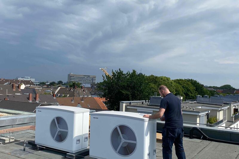 Einbau einer Wärmepumpenanlage des Herstellers Stiebel Eltron für ein Mehrfamilienhaus in Köln-Sülz