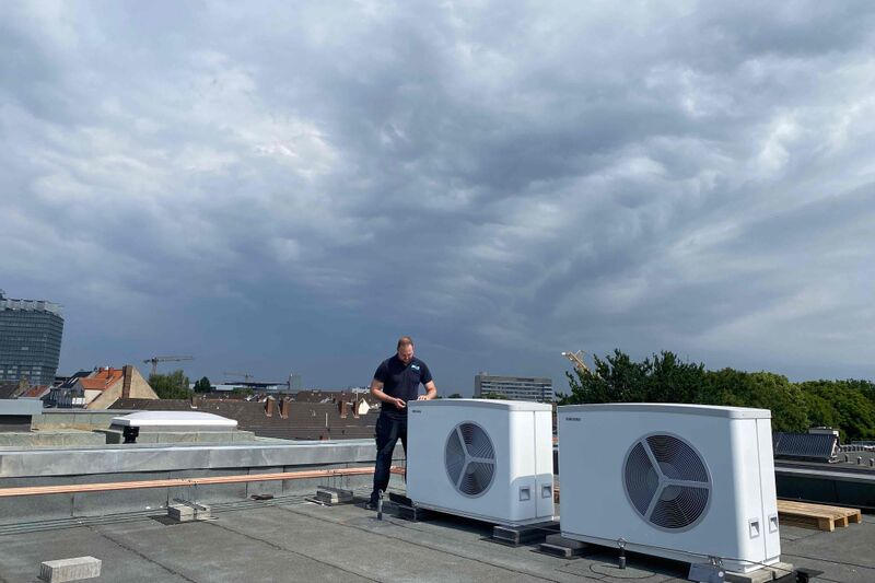 Einbau einer Wärmepumpenanlage des Herstellers Stiebel Eltron für ein Mehrfamilienhaus in Köln-Sülz