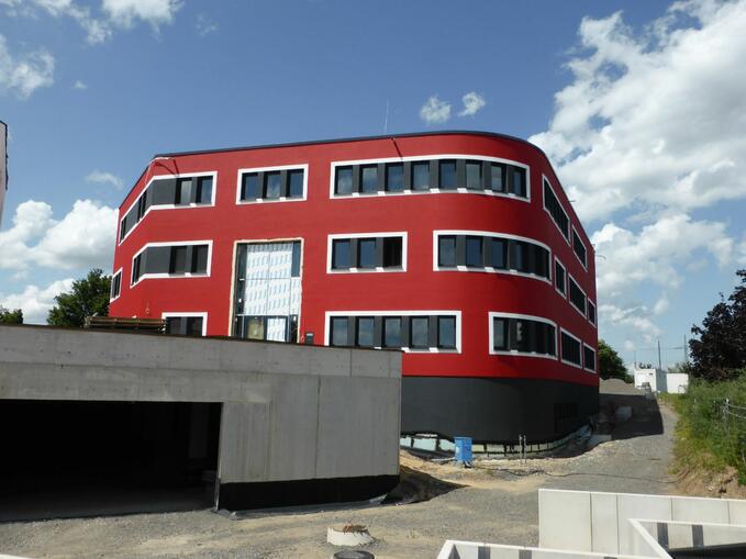 Der Neubau leuchtet bereits in Hinz-Rot. Nun folgt noch die Installation des Logos.