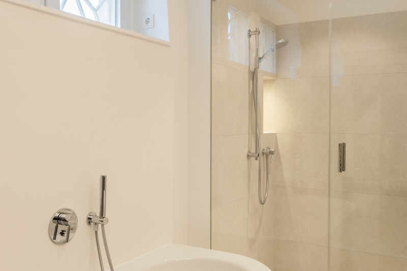 Großzügiges Badezimmer in harmonischen Cremetönen Großzügiges Badezimmer in harmonischen Cremetönen